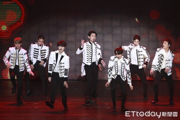 韩国男团EXO于10日在台北小巨蛋开唱