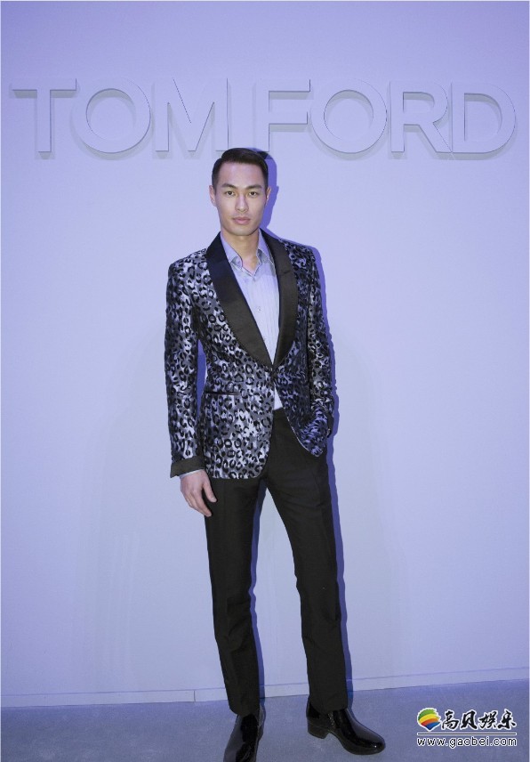 杨祐宁现身Tom Ford2018女装秀场：剪裁利落西装配合修身黑色长裤