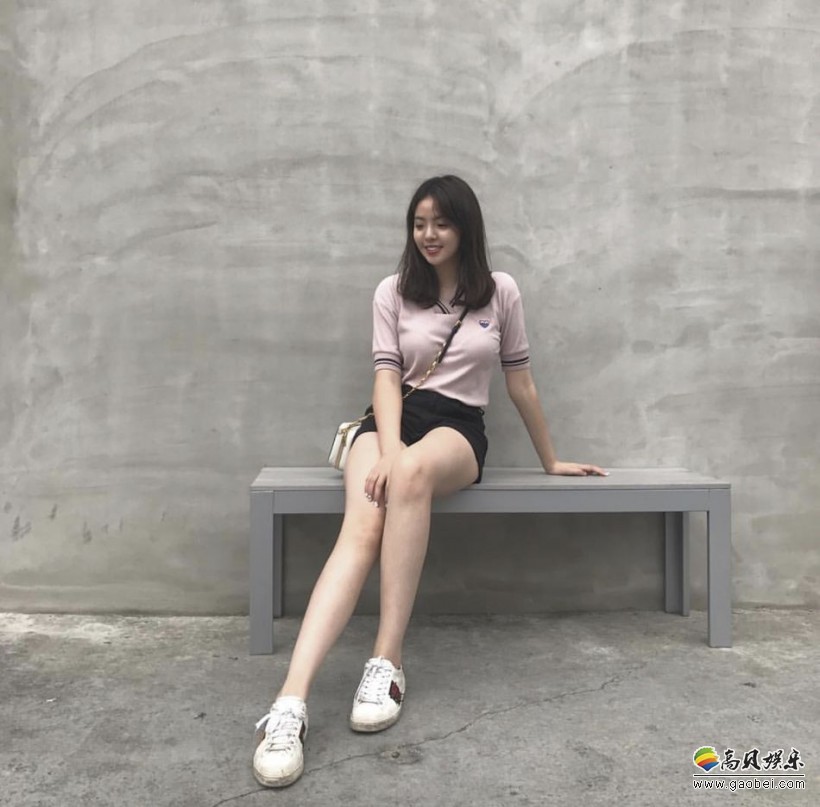 王中磊女儿王文也微博晒出：洛杉矶和友人聚餐照片！大长腿十分抢镜