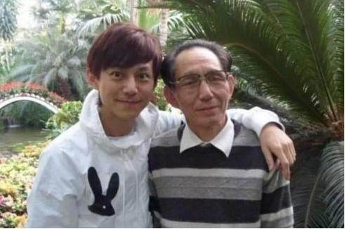 何炅爸爸在湖南长沙的海鲜店举办了年会：还晒出了“全家人”的照片