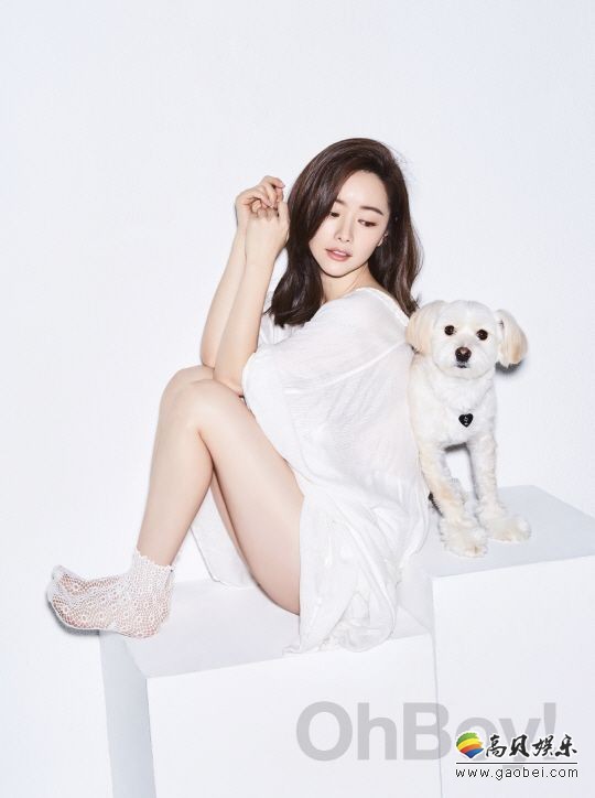 一组演员洪秀儿携宠物狗为环保文化杂志《OhBoy!》拍摄的写真公开