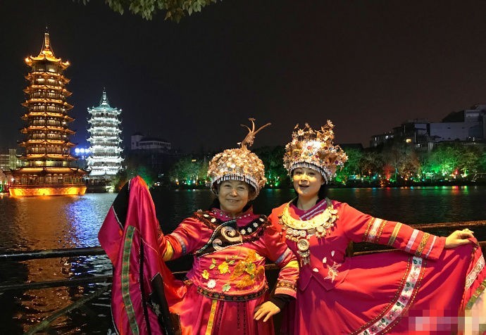 “谢大脚”于月仙晒出与母亲合影：两人对镜微笑！眉眼清秀皮肤细腻