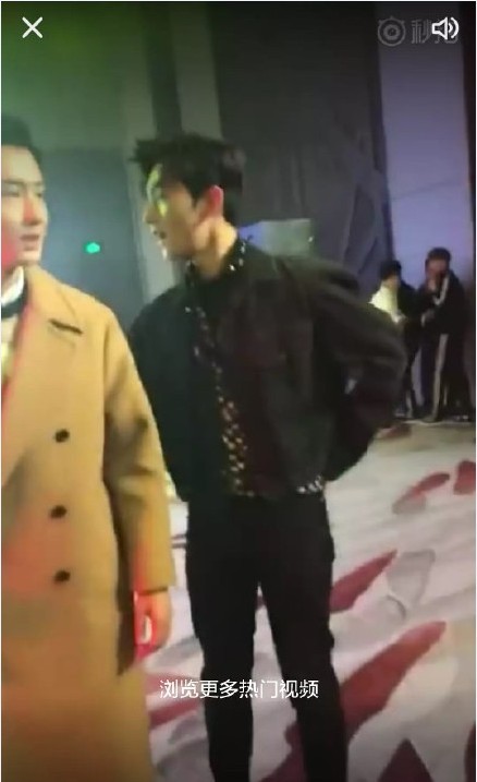 杨洋休闲造型亮相自己经纪公司年会：身材高挑的他，展露出迷人微笑