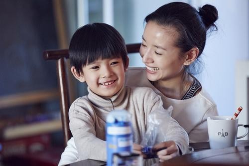 董洁为儿子举办生日会视频：小家伙拉着妈妈衣角！长成大男孩的模样
