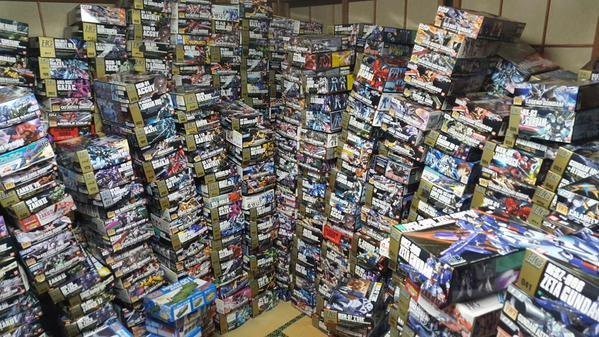 东京电视台采访一家模型店：店主家中堆积到处都是各种模型、珍贵手办