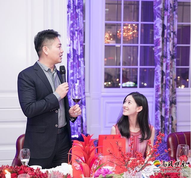 奶茶妹妹章泽天晒出和老公刘强东宴客照片：粉色无袖连衣裙，知性美丽