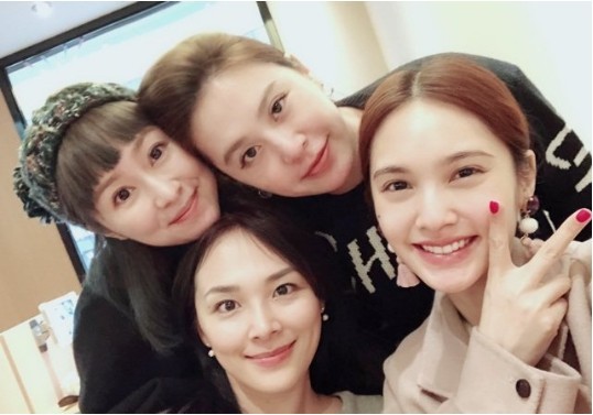 杨丞琳晒出4 in love组合重聚照片：解散十多年！四名成员仍旧是好姊妹