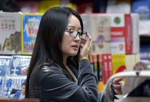 网友曝光杨钰莹逛街照片：穿着简单蓝色外套，戴着眼镜，素颜现身街头