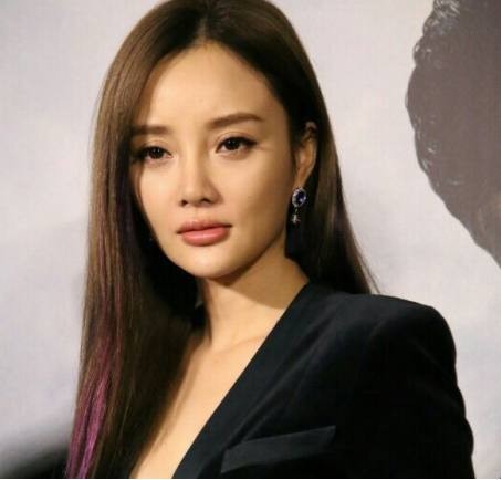 李小璐被拍到和妈妈张伟欣前往机场：这也是她“夜宿风波”后首度露面