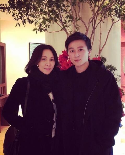 刘嘉玲微博晒出与“鲜肉”侄儿合影：站在侄儿身旁也没有明显“妈妈感”