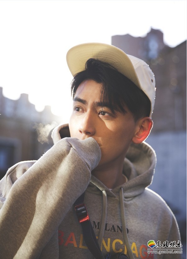 赫雷初春街拍大片：治愈系的笑容，尽显阳光帅气与活力，让人倍感亲切