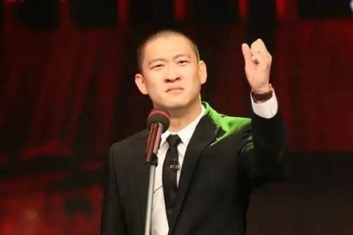 曹云金晒出躺在病床上照片：穿着病号服，面色稍显憔悴，有心情比V