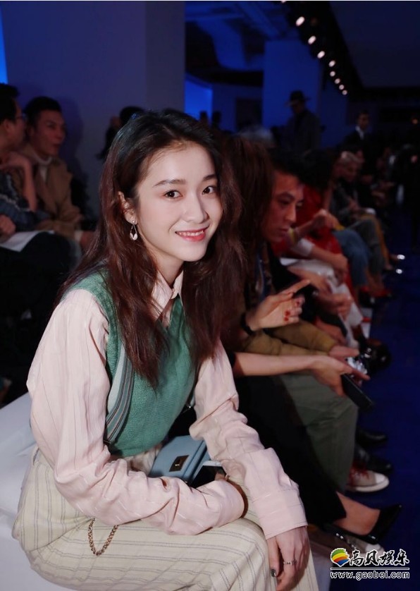张雪迎参加RalphLauren 2018春季大秀：色彩搭配干净清爽！少女元气