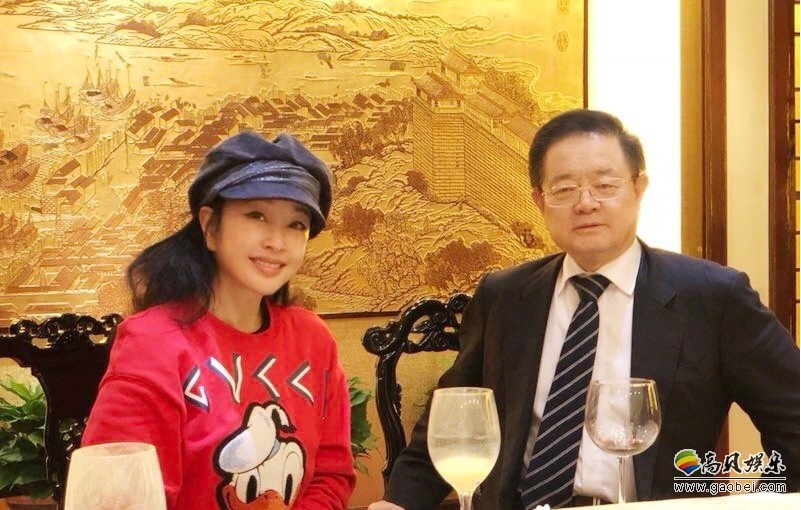 刘晓庆晒出亲友聚会照片：老公王晓玉与其同框出镜！两人现场大秀恩爱