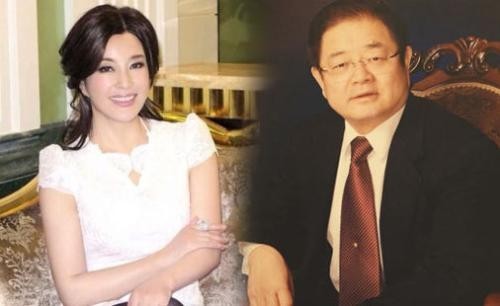 刘晓庆和亲友聚会照片曝光：老公王晓玉也与其同框出镜！两人举杯共饮
