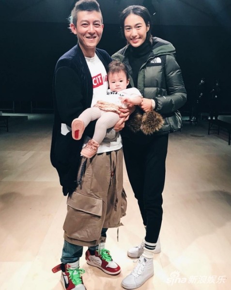 陈冠希晒出秦舒培抱着女儿与国外设计师合照，小ALAIA露出可爱小脚丫