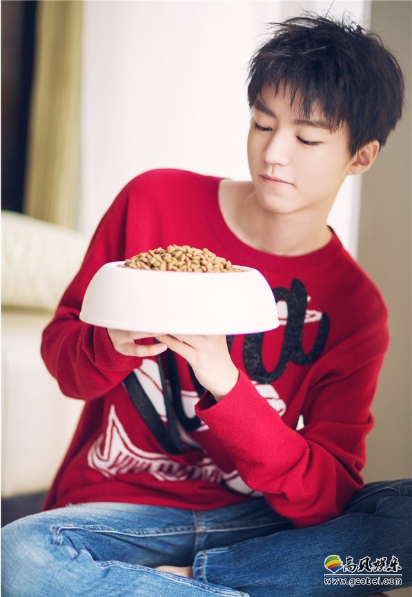 情人节王俊凯微博大放粉丝福利红色毛衣头发蓬松满脸笑意手捧狗粮