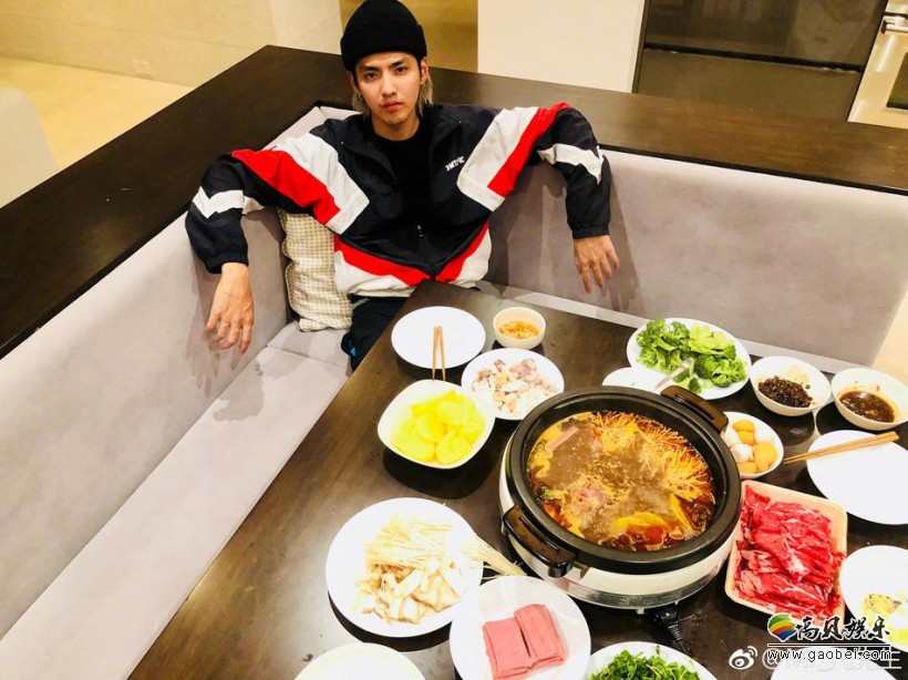 吴亦凡吃火锅吴亦凡笑开花吴亦凡戴着耳环吴亦凡胡茬抢镜吴亦凡吃火锅