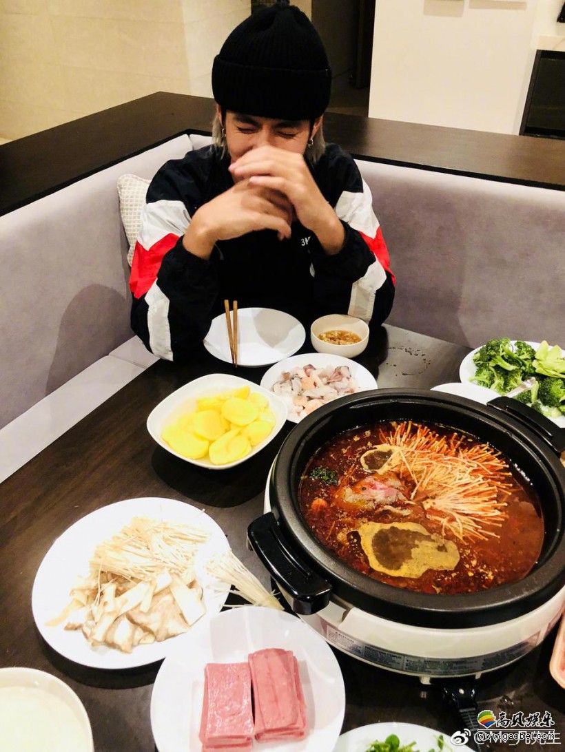 吴亦凡晒出吃火锅照片:戴戴耳环新潮时尚,小胡茬别有一番男人魅力