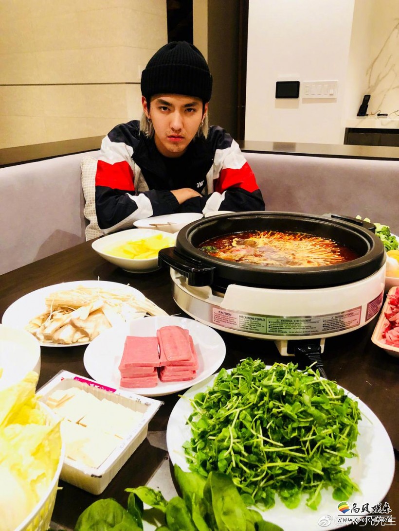 吴亦凡晒出吃火锅照片:戴戴耳环新潮时尚,小胡茬别有一番男人魅力