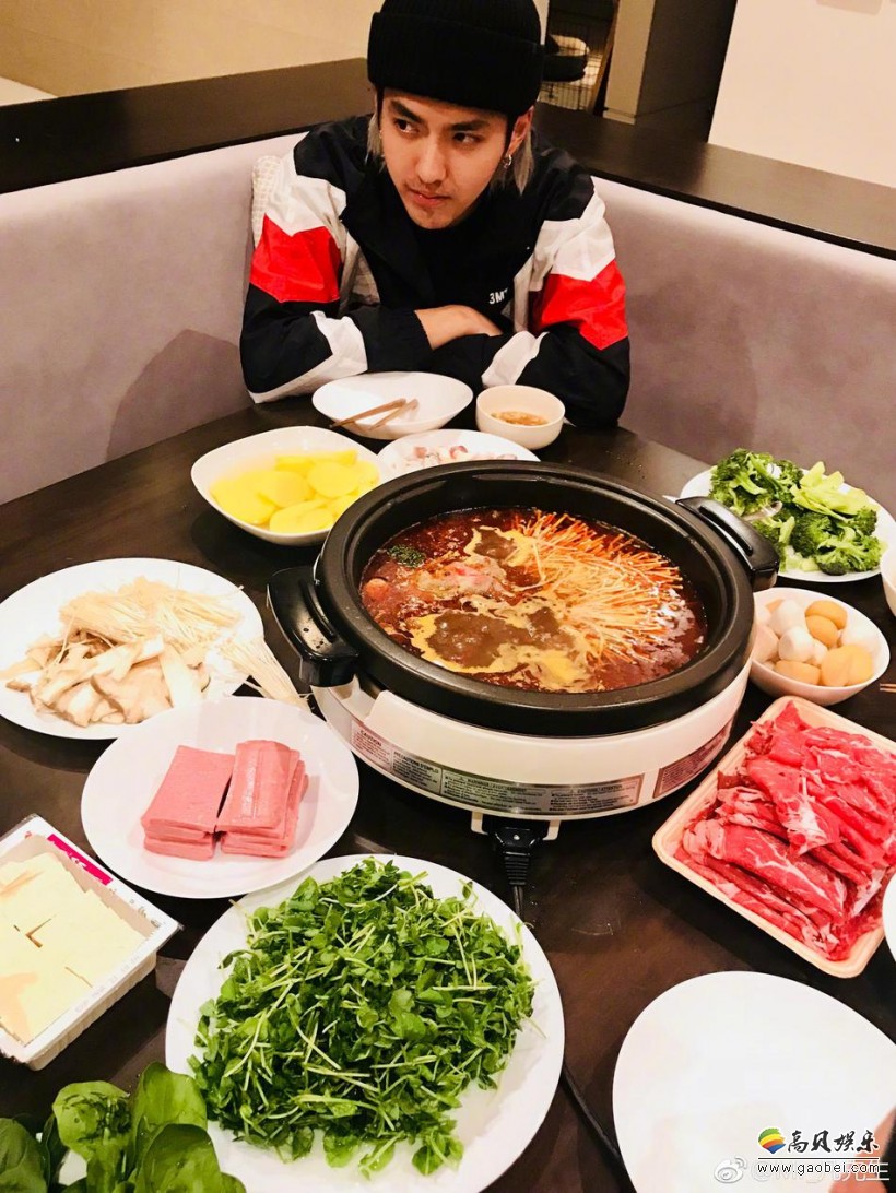 吴亦凡晒出吃火锅照片:戴戴耳环新潮时尚,小胡茬别有一番男人魅力