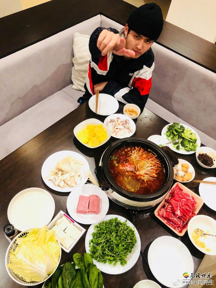 吴亦凡小胡茬男人味帅气的侧颜吴亦凡吃火锅吴亦凡胡茬抢镜吴亦凡戴着