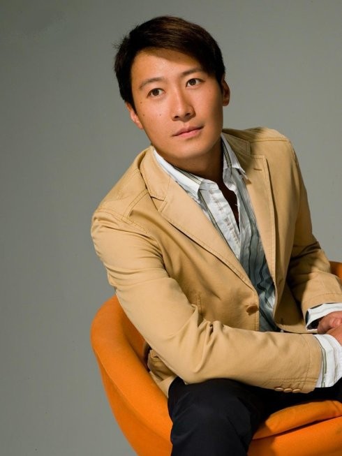 天王黎明多年前旧照翻出黑色毛衣伏地画画看镜头的脸庞十分水嫩