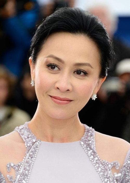 刘嘉玲晒出登山照片：围着红丝巾，戴着眼镜和帽子，气色也是超好