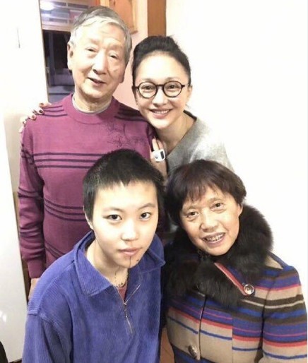 网友偶遇周迅带窦靖童返回家乡过年:晒出窦靖童与周迅一家人合影
