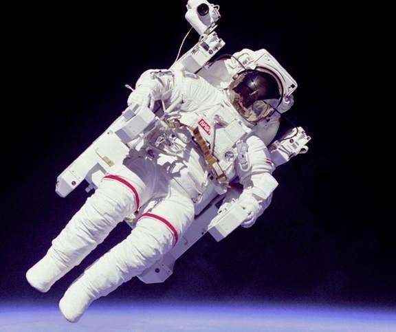 美国宇航局(NASA)：想要为未来的太空服设计一种“内置式如厕装置”