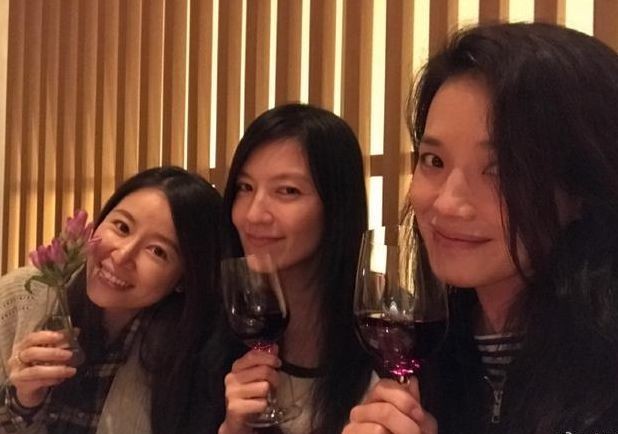舒淇、林心如、林熙蕾三姐妹聚会晒照：素颜亲密头挨头对镜比V卖萌