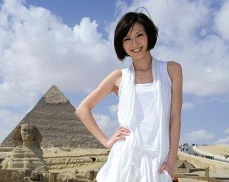 孙燕姿公园玩耍坐上公共雕像合影拍照：遭到网友谴责！通过微博道歉