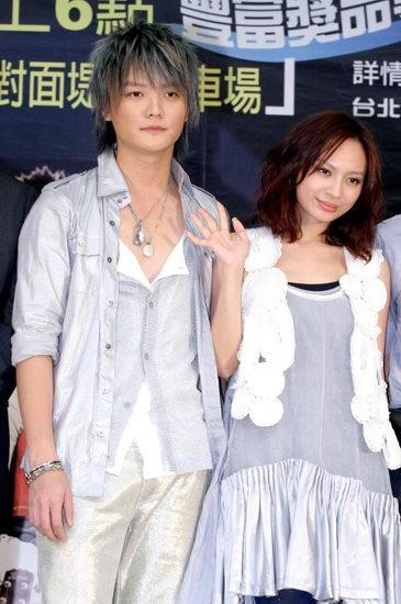 女主唱飞(Faye)自曝遭踢出F.I.R.(飞儿乐团)！团员阿沁事后也发文解释