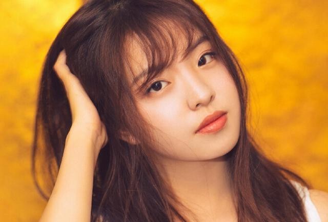 王中磊女儿王文也晒美照：穿着灰色外套，20岁的她青春明媚活泼朝气