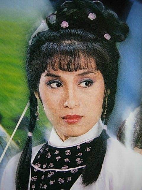米雪分享众艺人为杨盼盼庆祝生日照片：杨盼盼身穿黑西装，知性干练