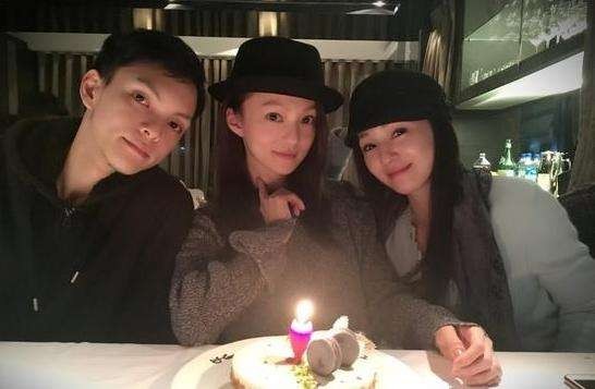 张韶涵晒出与弟弟、妹妹合影：姐弟仨看镜头颜值高！神撞脸分不清