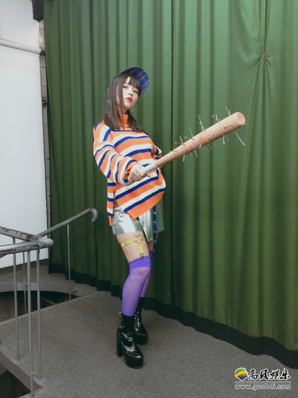 上坂堇一改清纯唯美风格：手持狼牙棒，傲视群雄！展现在众人面前