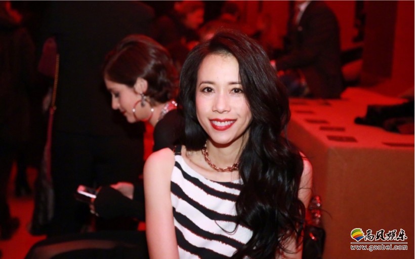 莫文蔚亮相米兰秋冬时装周：斑马连身裤搭配妩媚红唇，十分热情性感