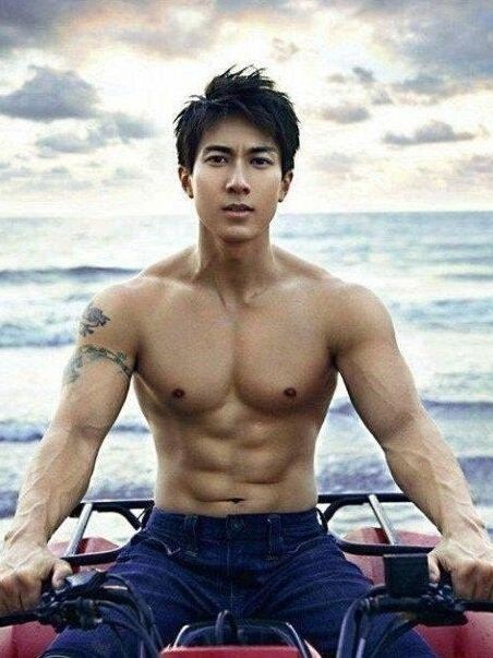 吴尊晒出家人泳池烧烤照片：黑色棒球帽，露出结实肌肉，十分健美
