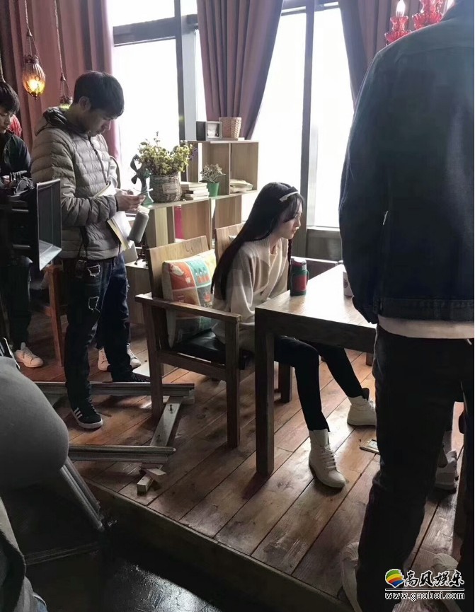 郑爽新剧路透照曝光：长发飘飘戴发箍，米色上衣搭配黑裤子，清新甜美