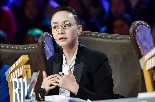 两个多月没有更新微博的宋丹丹发布给母亲扫墓照片：并且配文怀念母亲