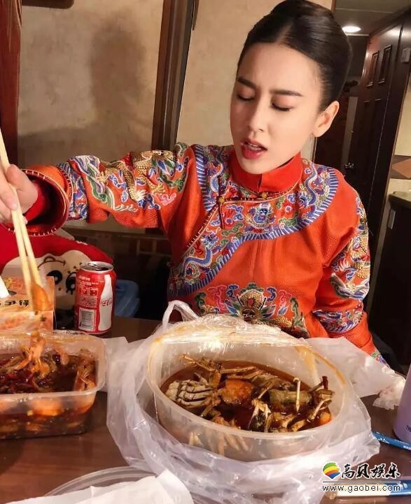 杨子晒出黄圣依吃香辣蟹照片：黄圣依穿着戏服，辣的面容扭曲张大嘴巴
