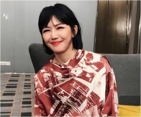 歌手孙燕姿宣布结束工作正式进入养胎模式：身穿红色长裙，笑容爽朗