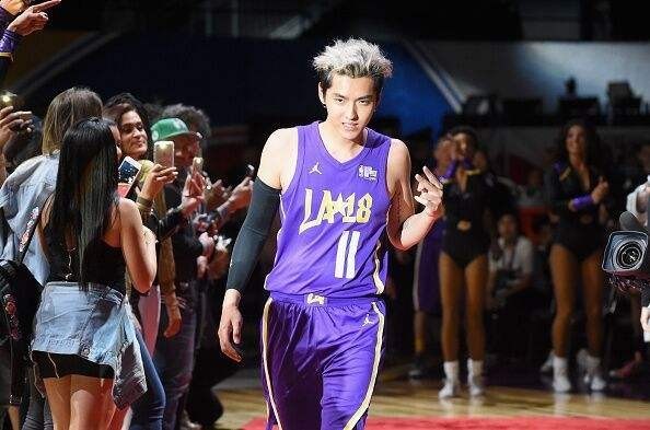 大年初二NBA名人赛：华人明星吴亦凡身穿湖人队球衣现身洛杉矶赛场