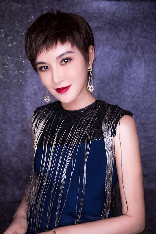 第九届国际电影节悉尼开幕：星座女神莫小奇利落短发帅气亮相电影节