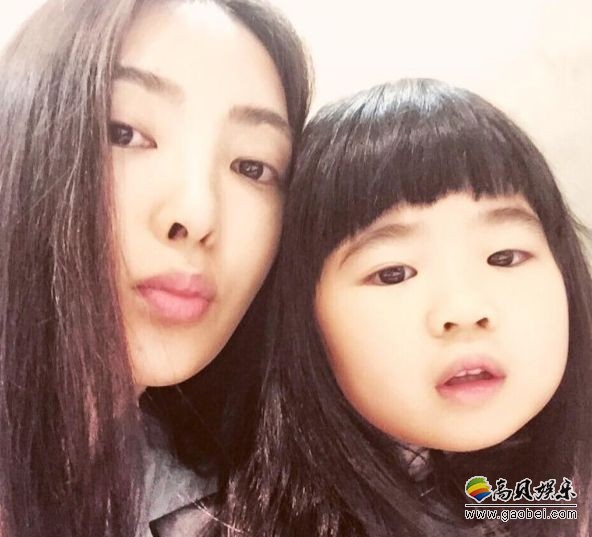 曹格妻子吴速玲晒出与女儿Grace合照：非常可爱！妈妈也是越长越像
