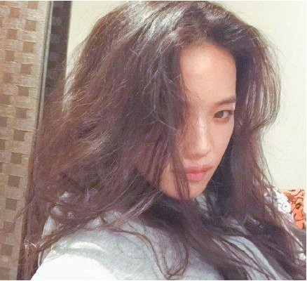 舒淇晒出十分“别致”自拍照：长发凌乱挡在脸上！充当‘空气刘海”