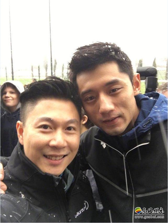 李小鹏微博晒出和张继科合影：两人亲密的搂肩搭背，露出开心的笑容