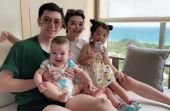 王栎鑫变身亲自博主晒出一家四口照片：一家四口幸福美满！惹人羡慕