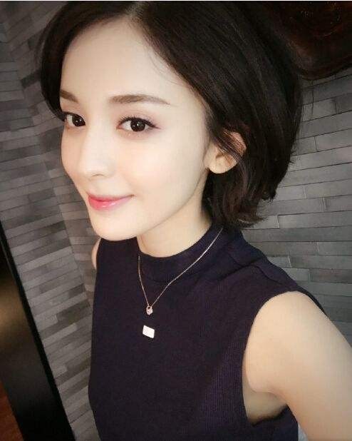 古力娜扎晒出美照！配文太阳表情：娜扎长发轻盈，笑容甜美超级可爱